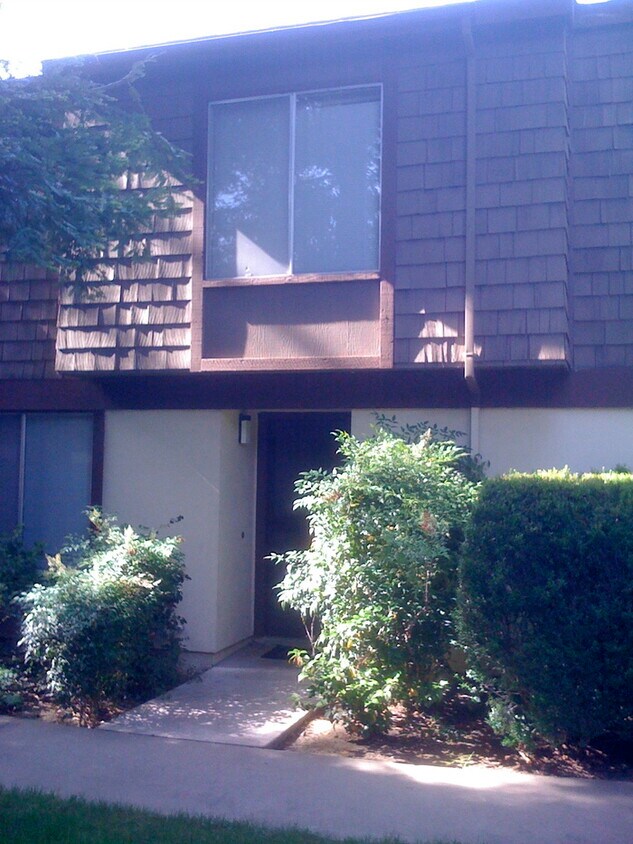 Primary Photo - 3/1.5 condo for rent! 3504 Larchmont Squar...
