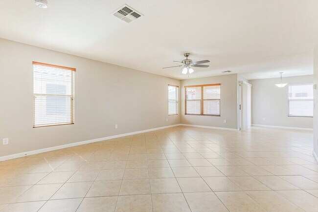 Building Photo - 2349 E Palm Beach Dr