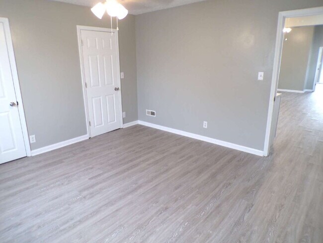 Foto del edificio - 2 bedroom, 1 bathroom house in Russell neighborhood