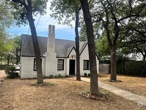 Building Photo - 2107 W Oak St
