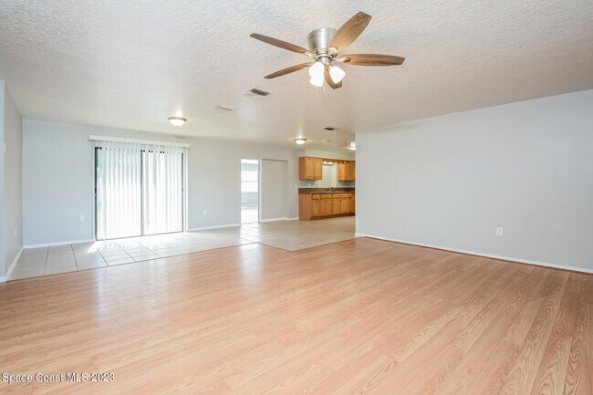 Foto del edificio - 1320 Arlington Cir
