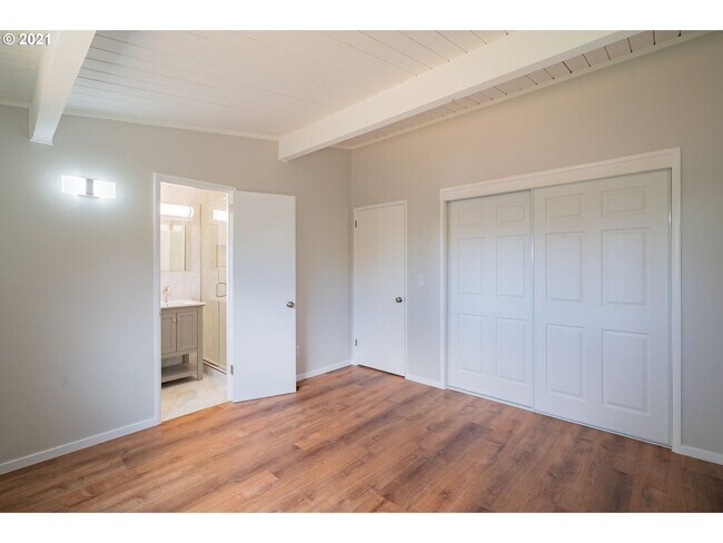 Foto del edificio - Gorgeous 3 Bedroom Remodel in Highly Desirable Lakeshore Neighborhood!