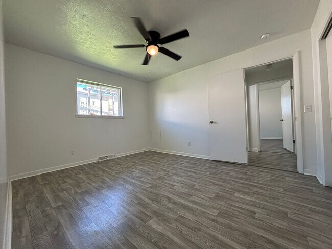 Foto del edificio - Remodeled 2 bedroom 1 bath duplex availabl...