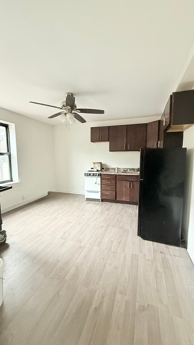 Building Photo - 3927 N Clarendon Ave