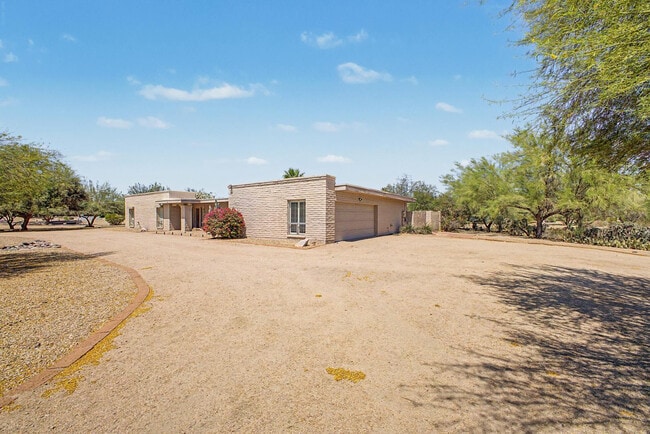 Building Photo - 4840 E Fanfol Dr