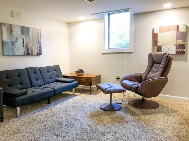 Sala de estar con ventana de salida de emergencia - 223 E Rose St