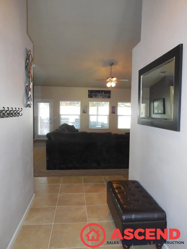 Foto del edificio - Charming 4-Bedroom, 2-Bathroom Home in Nor...