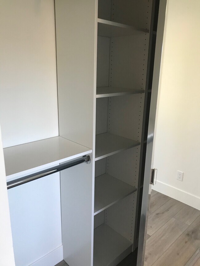 Closet - 503 N Elena Ave