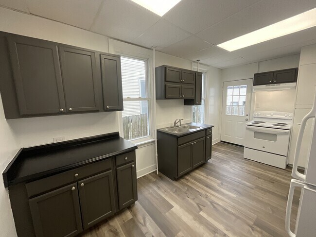 Foto del edificio - 650 W College Ave