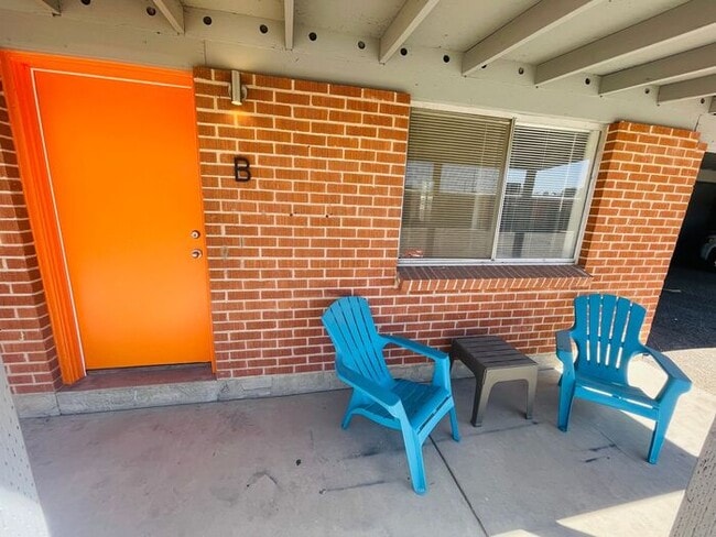 Building Photo - ***MOVE-IN SPECIAL*** Fully Remodeled 2 Be...