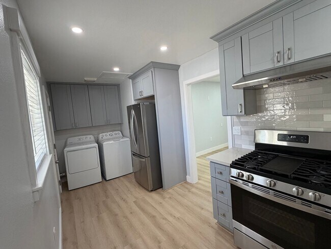 Foto del edificio - Bright & Spacious 1 Bedroom + 1 Bath with Private Yard & In-Unit Laundry