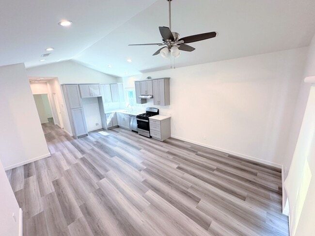Building Photo - Spacious 3bd/2ba detached REAR home/unit i...