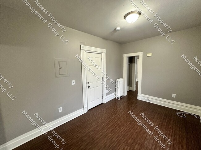 Building Photo - Updated One Bedroom Apt Heritage Hill Unit D