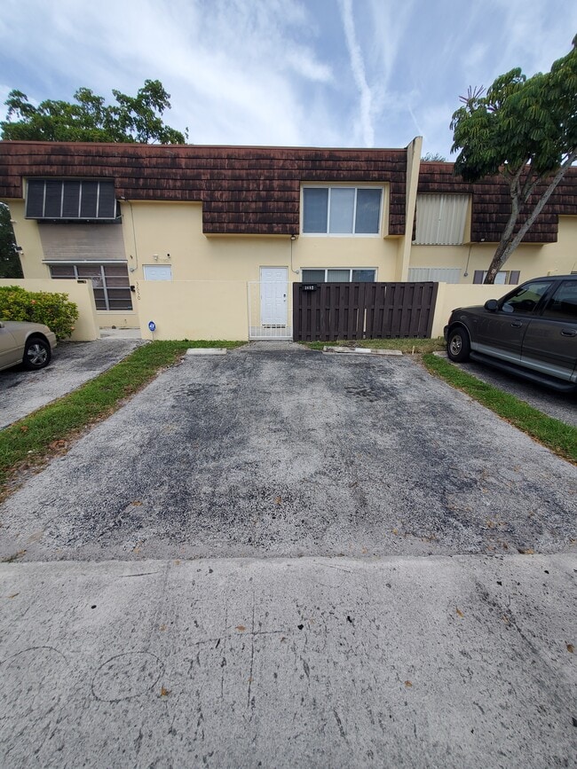 Building Photo - 3652 SW 60th Ter