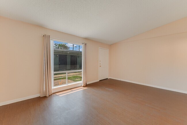 Building Photo - 610 W 51st St