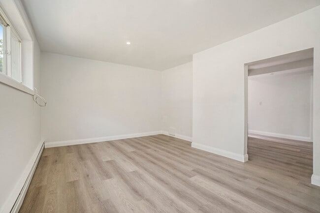 Building Photo - 13 Pinehurst Av