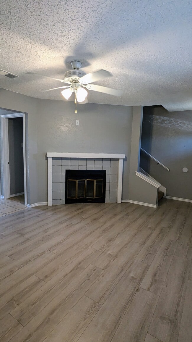 Building Photo - 1003 Vedral Pl