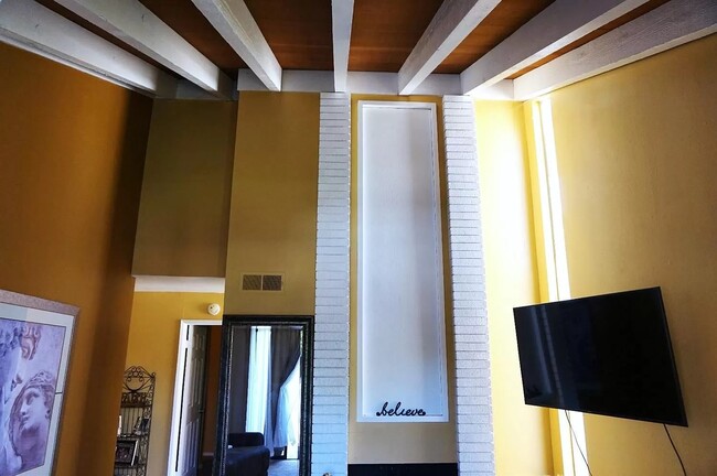 Family Room Vaulted Ceiling - 888 Woodside Ln E