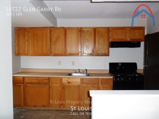 Building Photo - Nice three bedroom on quiet street. Large ...