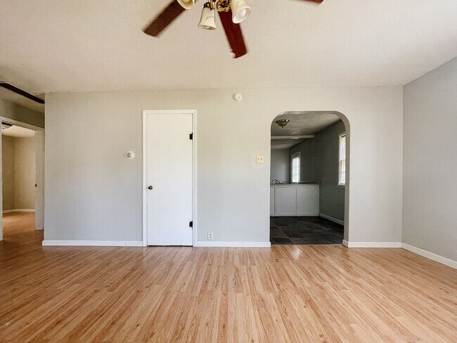 Foto del edificio - 4 Bed 2 Bath