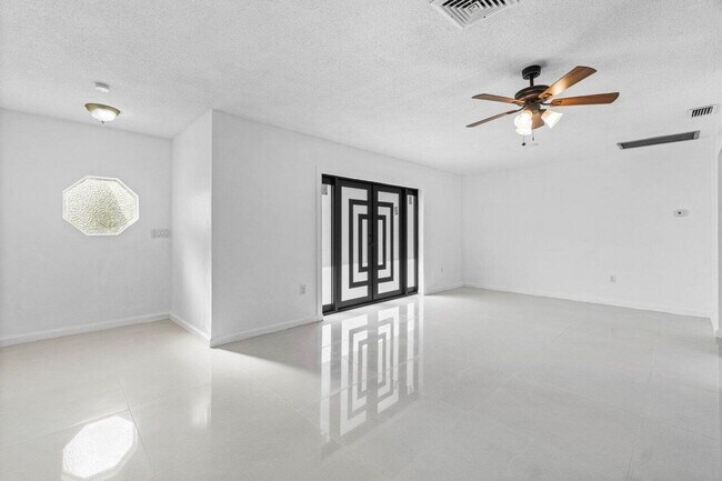 Foto del edificio - 899 NW 7th Dr