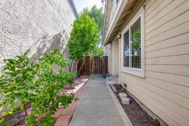 Building Photo - Hardwood Floors- A/C- Full Bedroom and Bat...