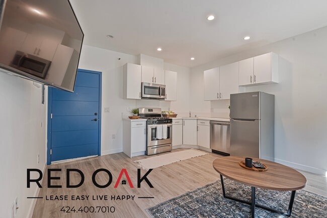 Building Photo - ~1 Month FREE~ Gorgeous One Bedroom with M...