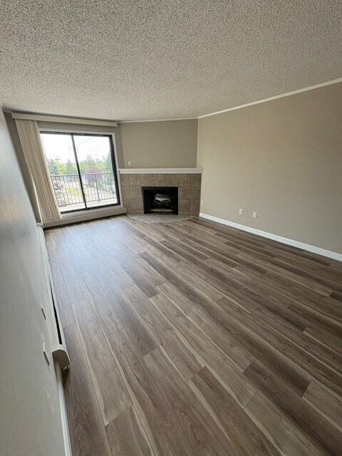 Building Photo - Freshly updated top floor unit!