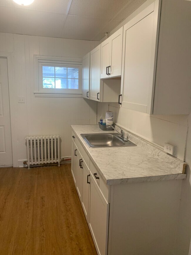 Building Photo - Available Now!! 2nd Floor Near Penn Market...