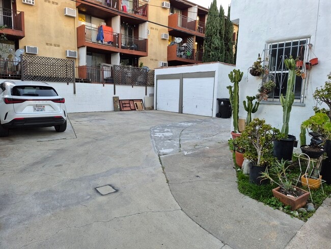 Rear parking - 861 N Alexandria Ave