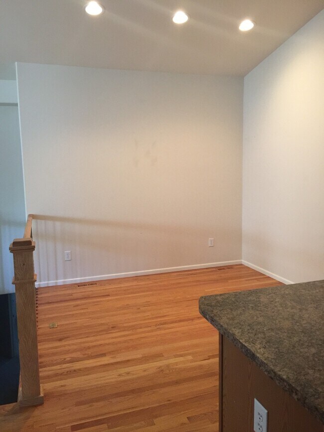 Building Photo - LARGE 3 BEDROOM, 2 BATHROOM NORTH SIDE TOW...