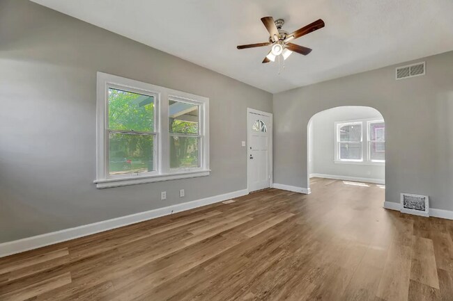 Foto del edificio - Cute 2 bedroom house near in a great neighborhood, close to shopping, restaurants, and easy highw...