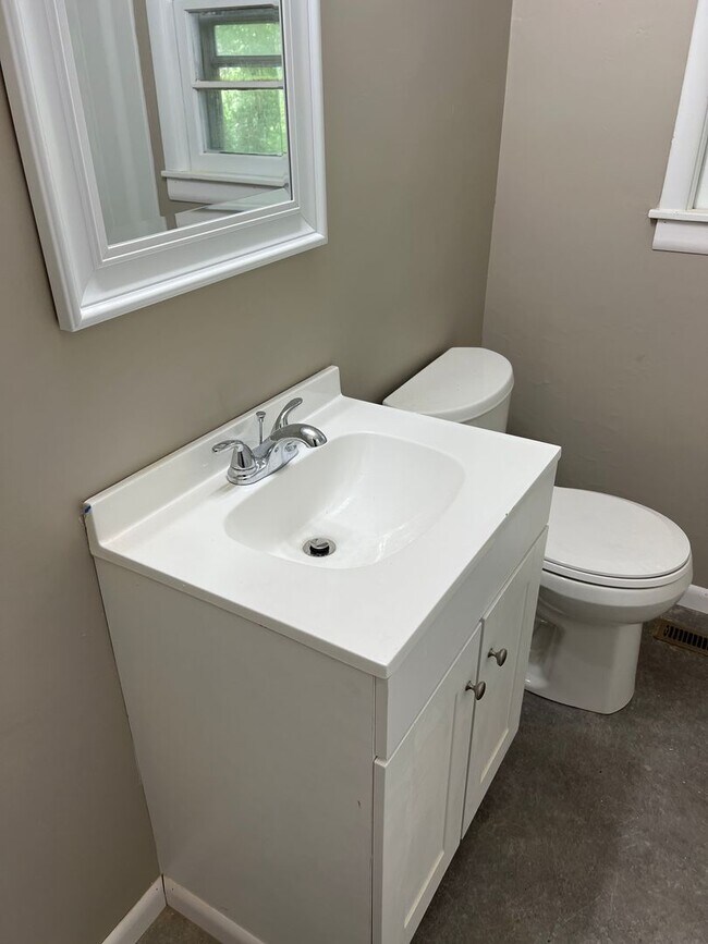 Building Photo - Nice brick 3 bedroom home! $1195! Large fe...