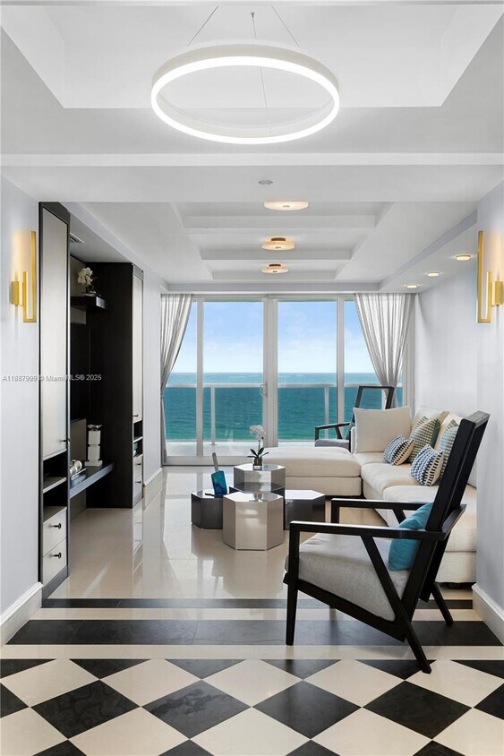 Foto principal - 19111 Collins Ave