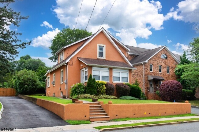 Foto del edificio - 154 Roseland Ave