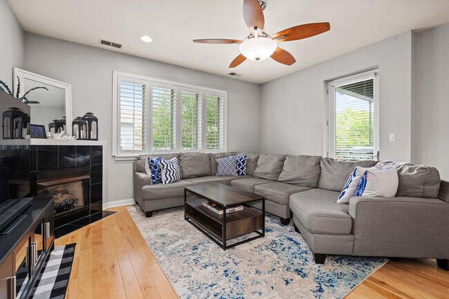 Foto del edificio - 3021 W Armitage Ave