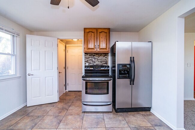 Building Photo - 712 S Cloudas Ave