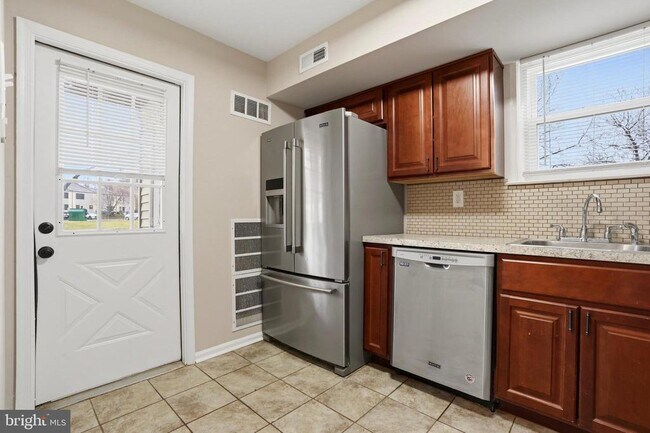 Building Photo - 4546 Rosemarie Dr