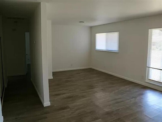 Foto del edificio - updated two-bedroom home