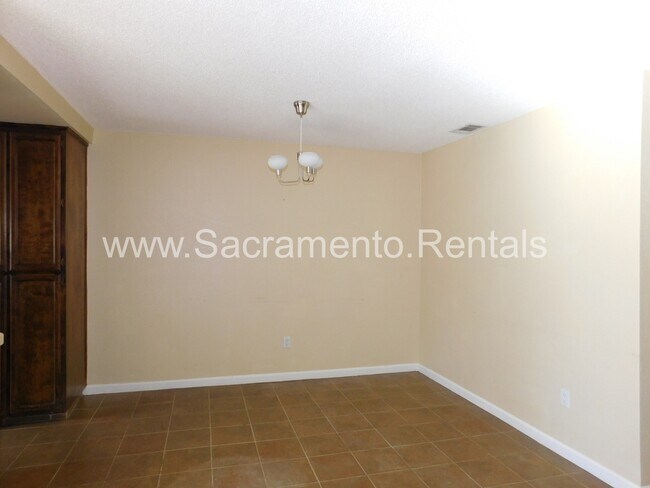 Building Photo - Spacious Citrus Heights 2bd/2.5ba Condo wi...