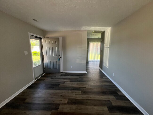 Building Photo - 1437-A Ireland Drive (No Pets)