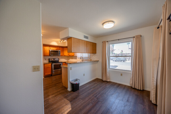 Building Photo - 1421 W Camino Ct