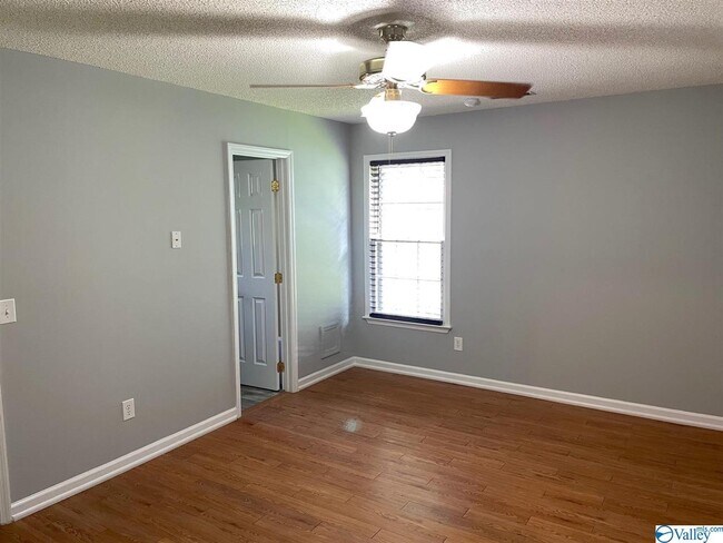 Building Photo - 124 Hollington Dr NE