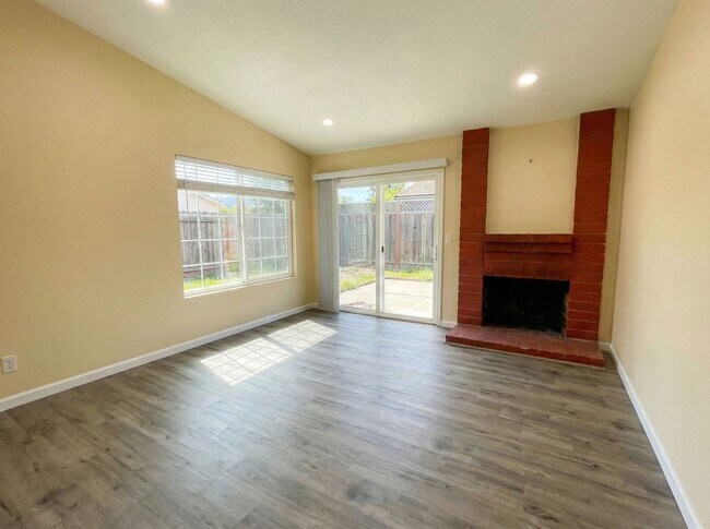 Foto del edificio - Union City 4-Bed, 2-Bath w/ 2-Car Garage & Vaulted Ceilings