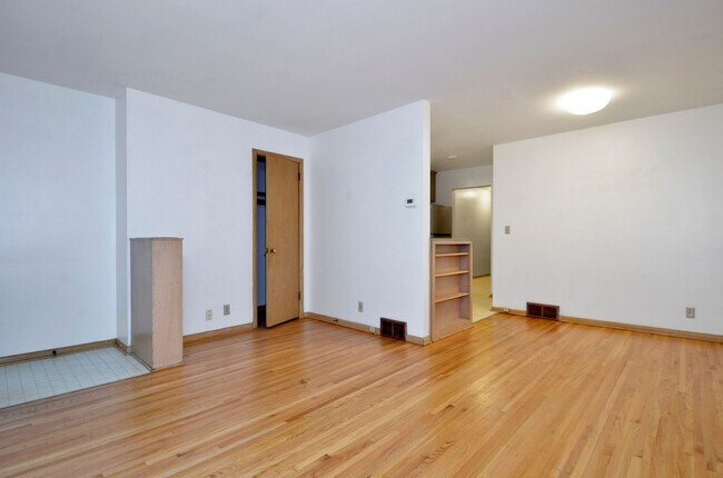 Foto del edificio - 4451 Bloomington Ave
