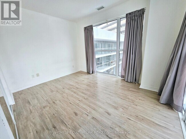 Photo du bâtiment - 275 Yorkland Rd