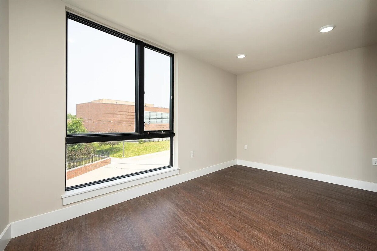 Foto principal - 242 Beacon Ave