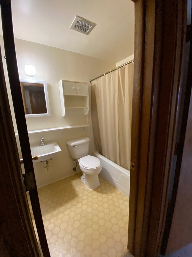 Baño - 103 E 12th Ave