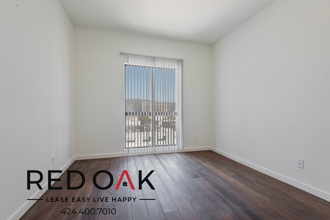 Building Photo - Fabulous Two Bedroom with Contemporary Fix...