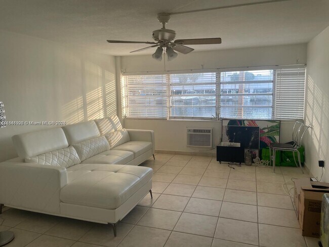 Foto del edificio - 220 Kings Point Dr